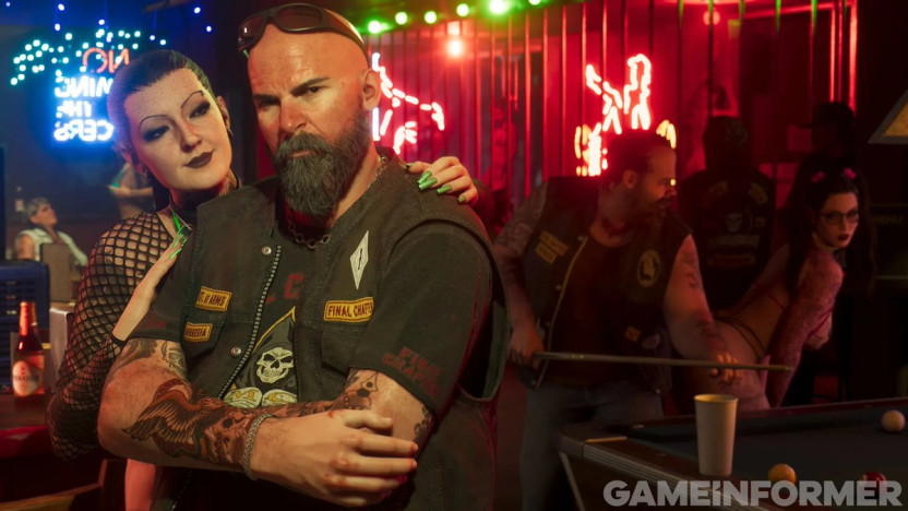 Innenraum einer neonbeleuchteten Biker-Bar – ein bärtiger Biker in einer Kutte mit einer Frau, ein Billardtisch und weitere Gäste im Hintergrund